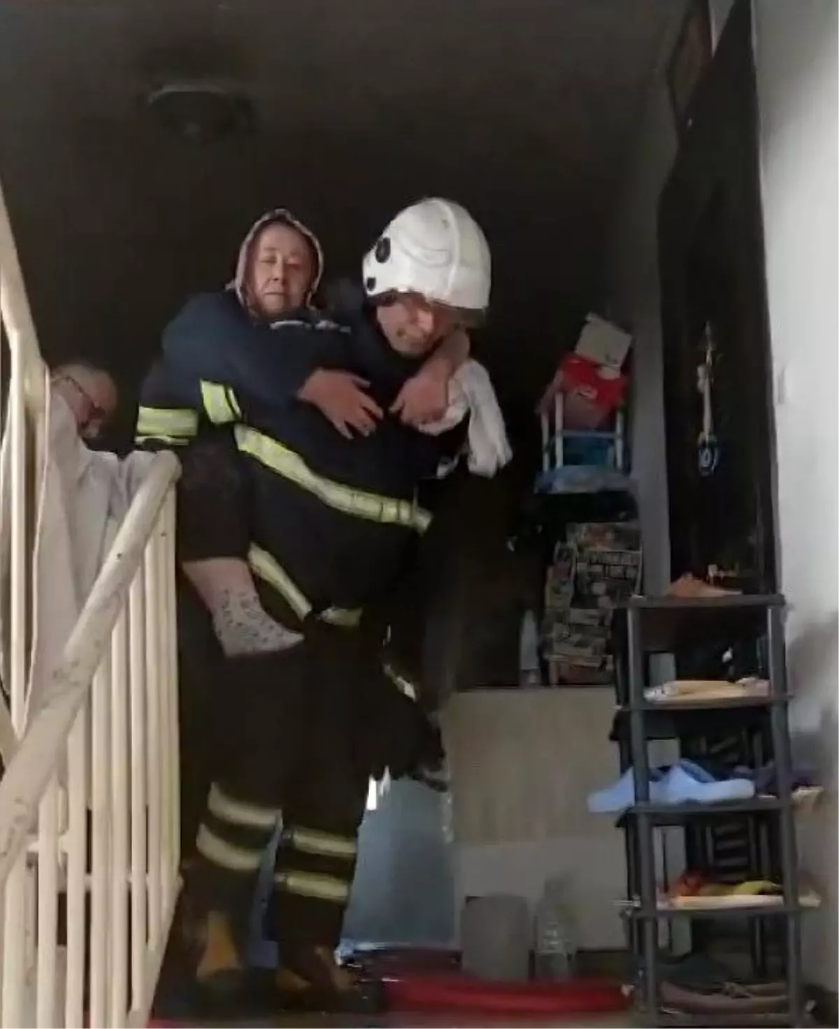 Adana\'da yangında mahsur kalan kadın itfaiye eri tarafından kurtarıldı