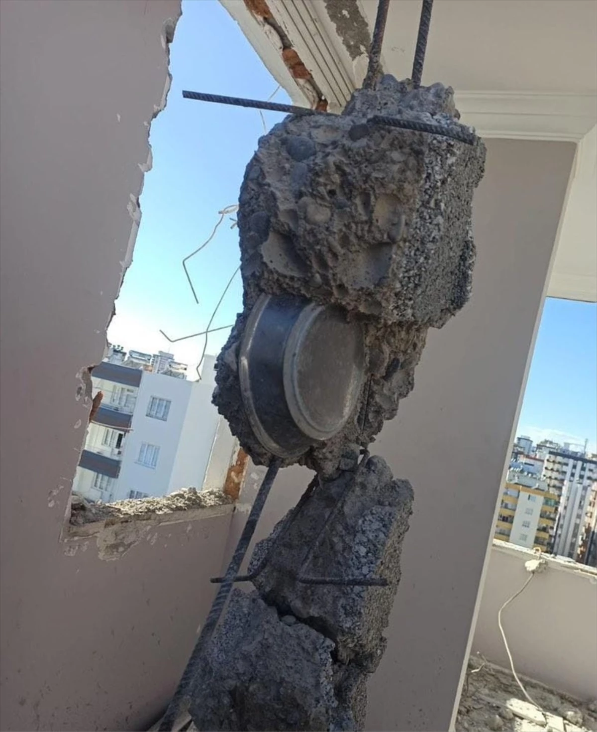 Depremde ağır hasar alan apartmanın kolonundan tabak çıktı