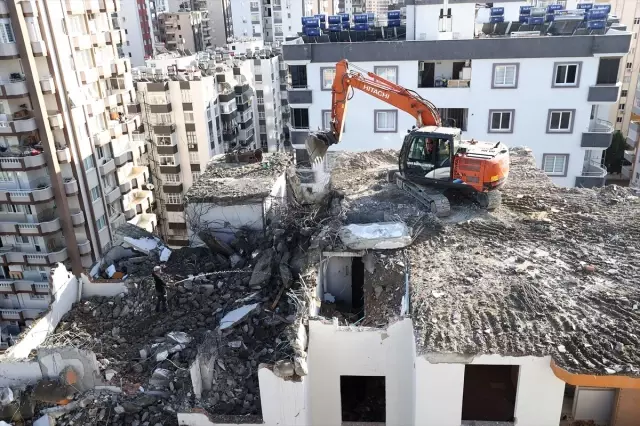 Yıkımı süren İnci apartmanının kolonundan tabak çıktı