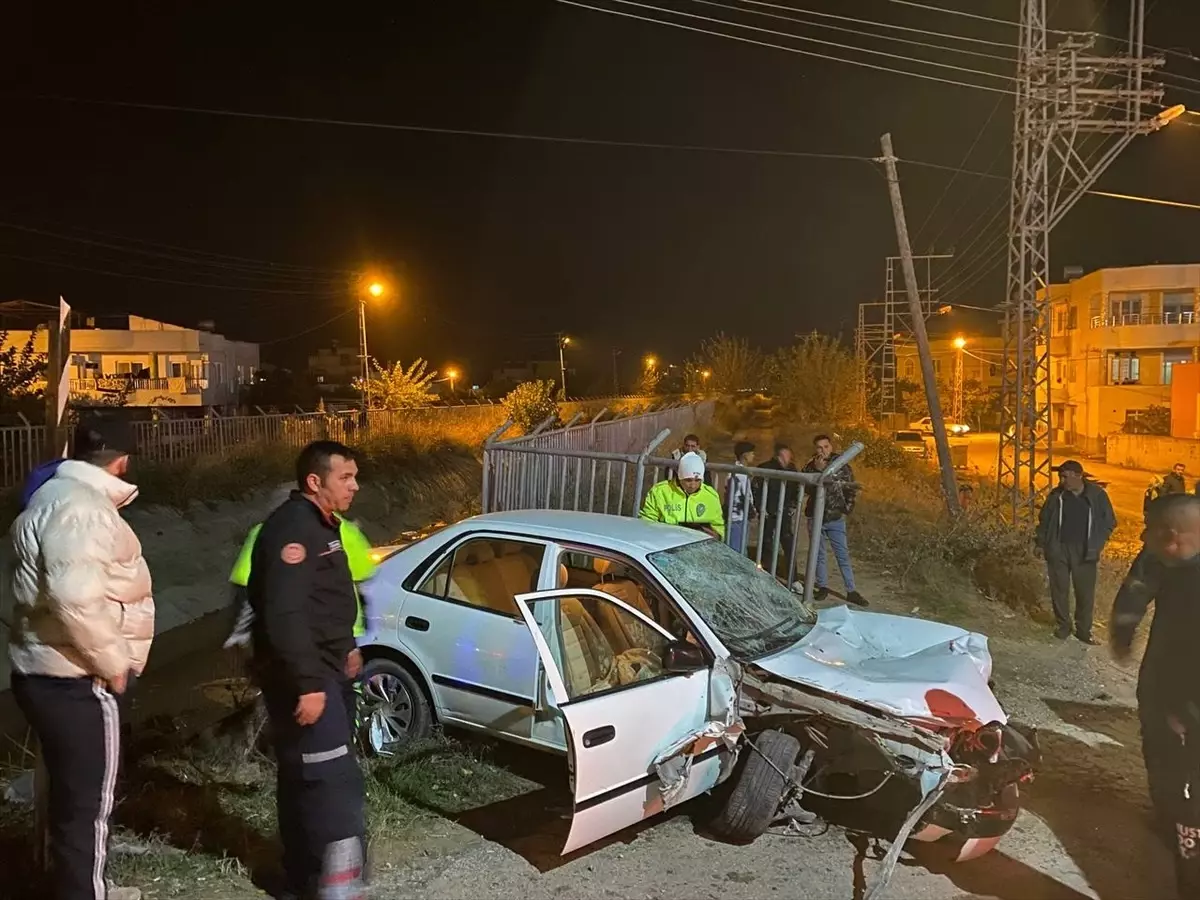 Adana'da Kontrolden Çıkan Otomobilin Çarpması Sonucu 4 Kişi Yaralandı