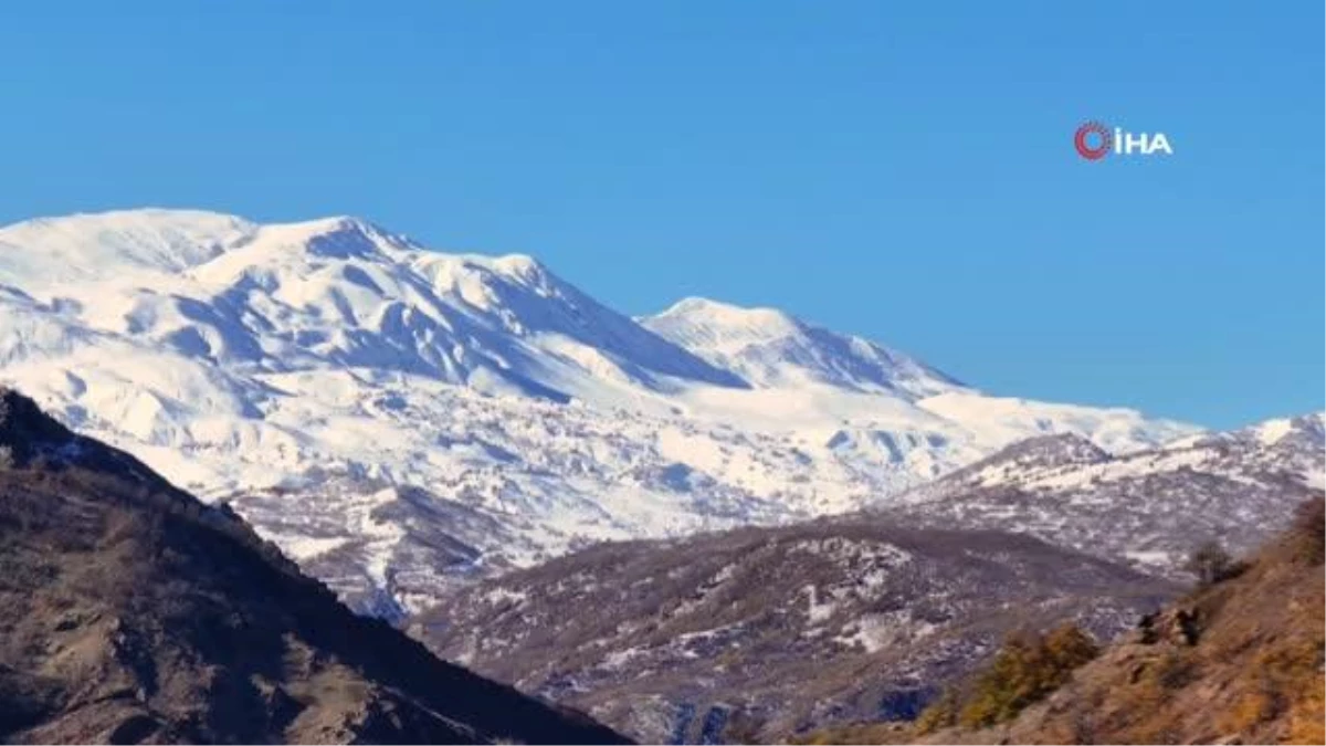 Ağaçlar sonbahar renkleriyle, dağlar beyaz örtüyle kaplandı