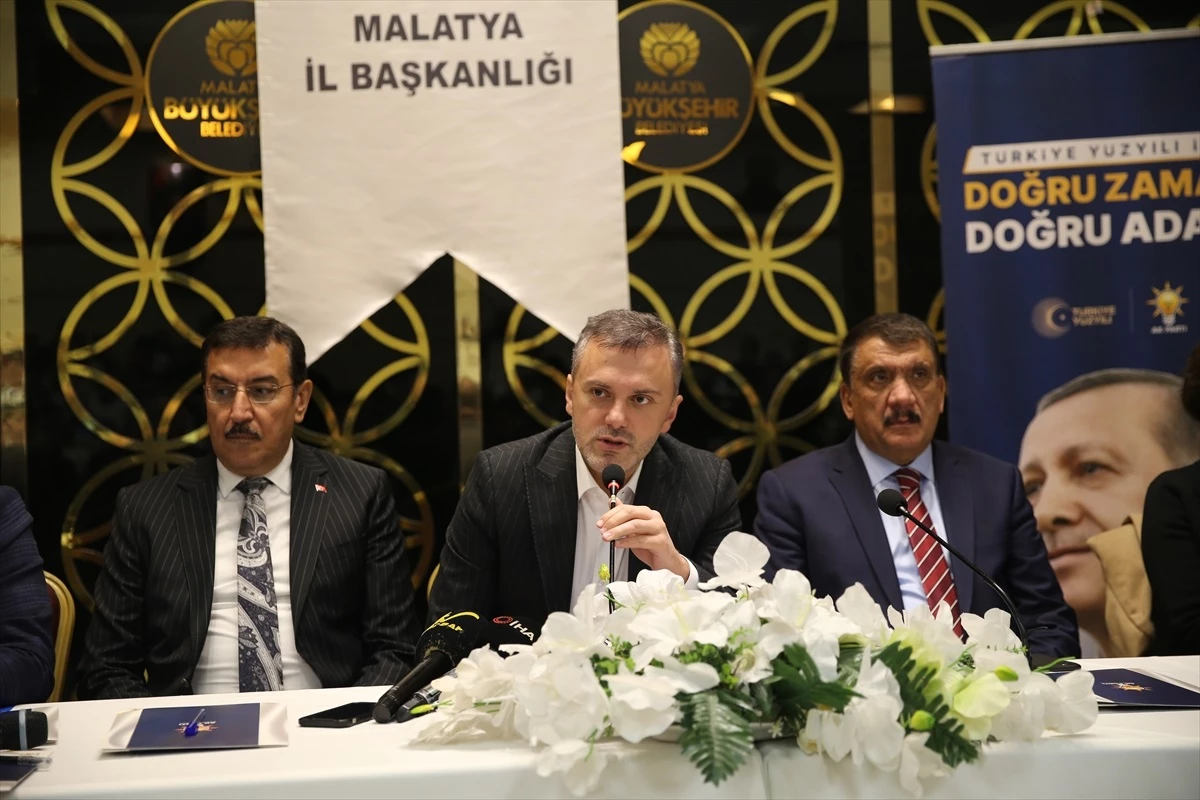 AK Parti Genel Başkan Yardımcısı Erkan Kandemir Malatya\'da depremzedelere destek verdi