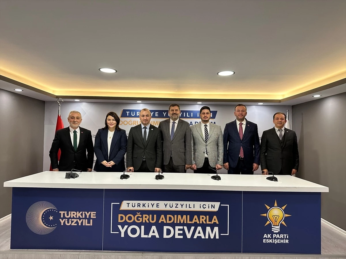 AK Parti Tepebaşı İlçe Başkanı Emre Aydın, aday adaylarıyla birlik beraberlik mesajı verdi