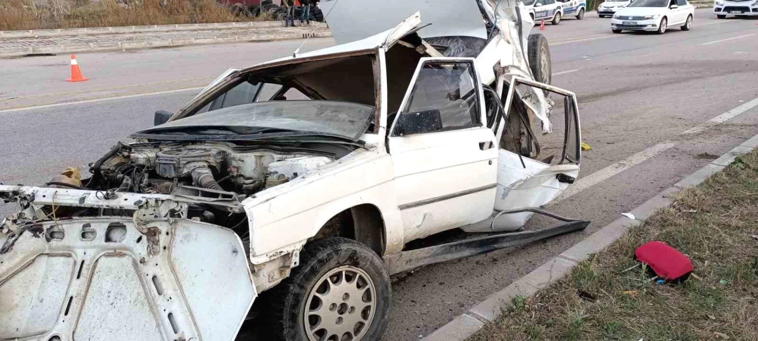 Amasya\'da hafif ticari araçla çarpışan otomobil hurdaya döndü