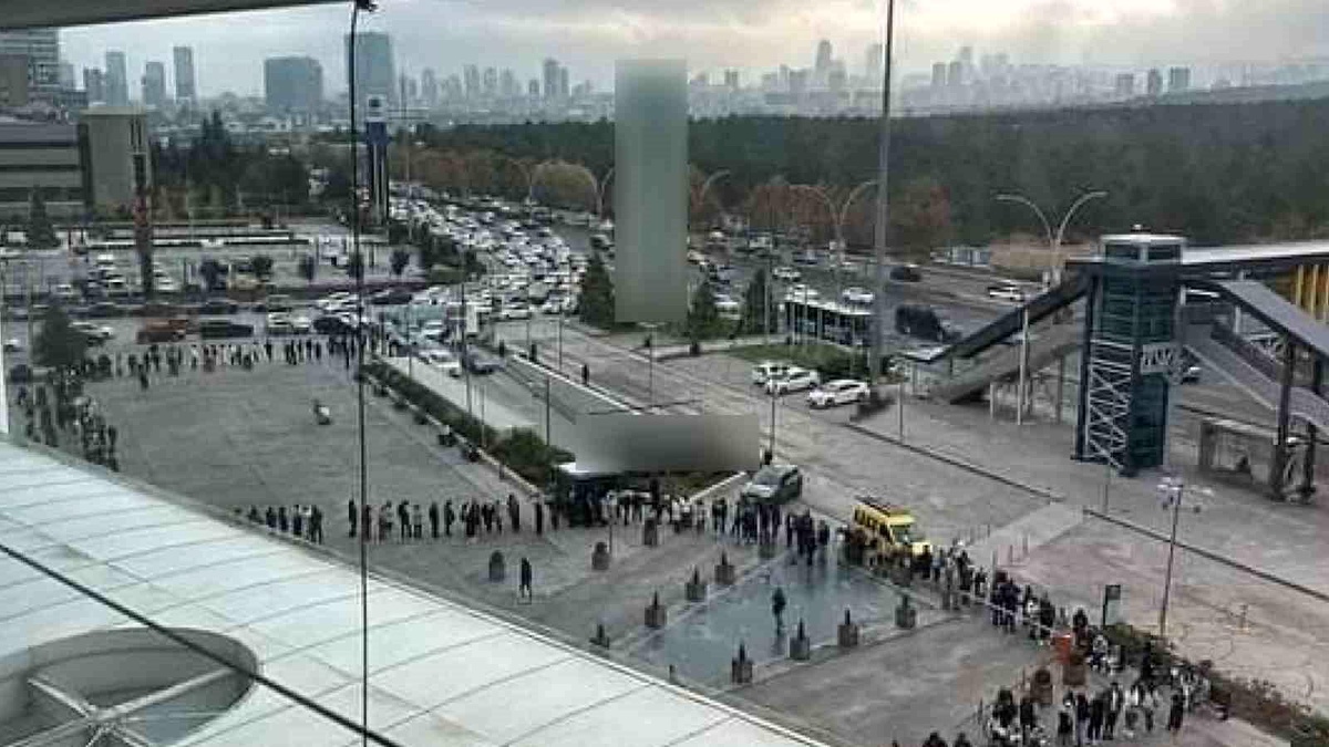 Ankara\'da alışveriş merkezinde Cuma indirimleri nedeniyle metrelerce kuyruk oluştu