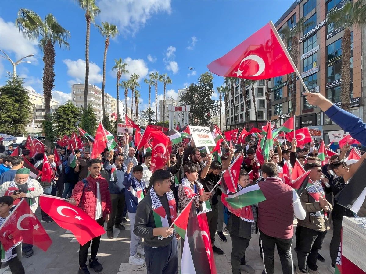 Antalya\'da İsrail\'e Karşı Protesto Gösterisi