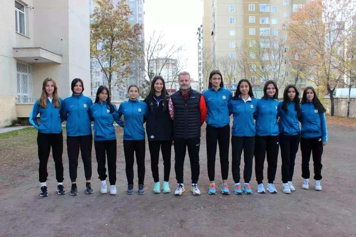 Kayseri Fevziye Memduh Güpgüpoğlu Spor Lisesi\'nde Beden Eğitimi Öğretmeni Cemal Koşmaz, Yetiştirdiği Sporcularla Gurur Duyuyor