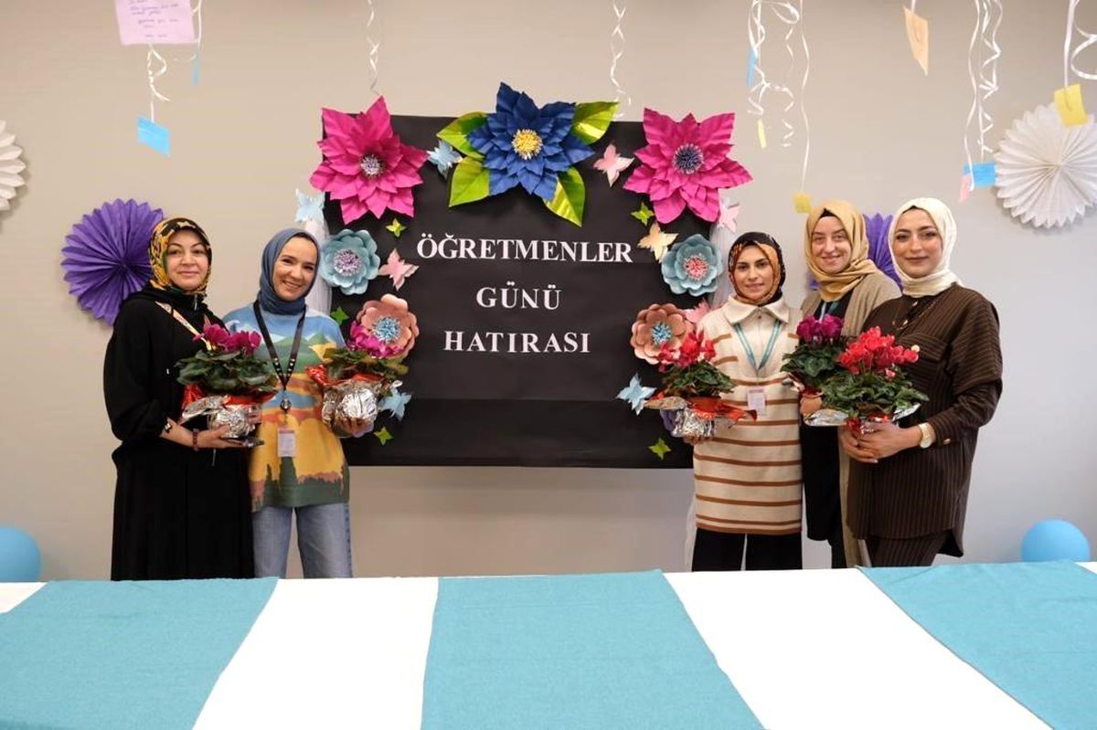 Başakşehir Çam ve Sakura Şehir Hastanesi\'nde, öğretmenler günü kutlandı