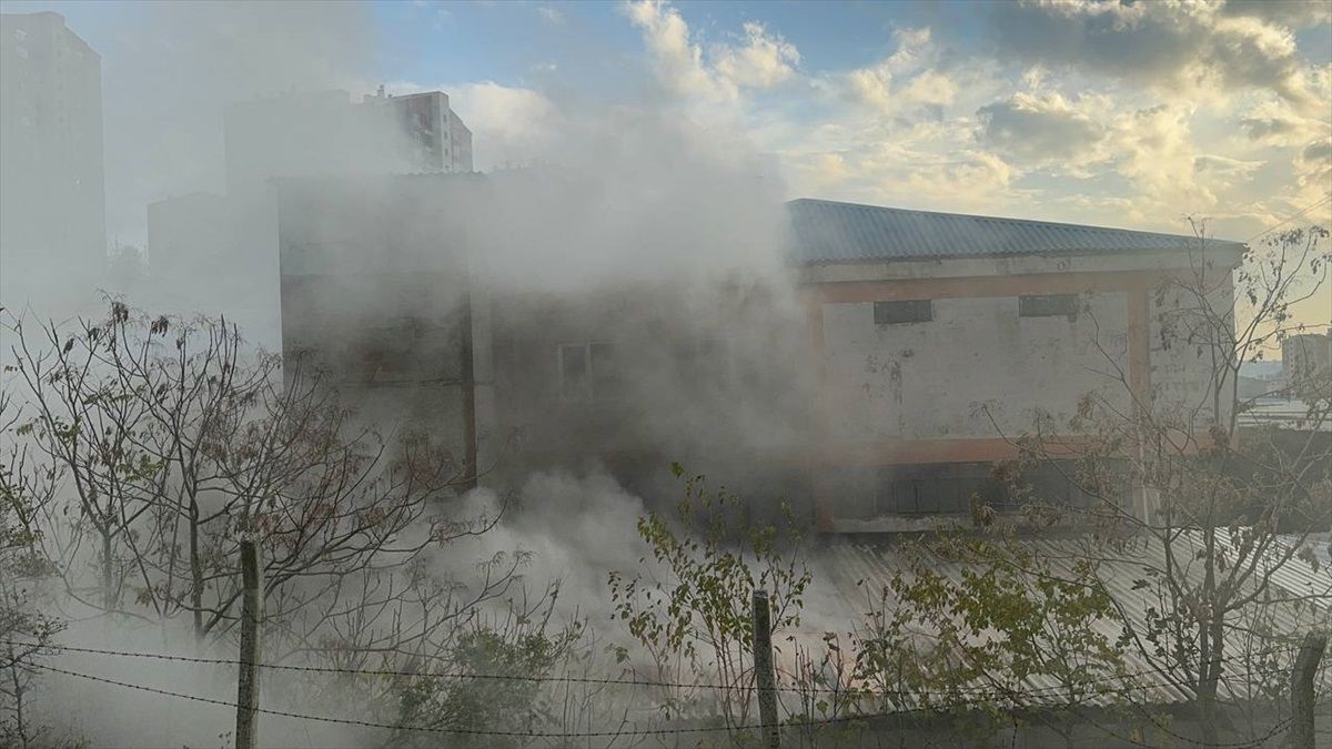 Başakşehir\'de bir bisiklet fabrikası yangında hasar gördü
