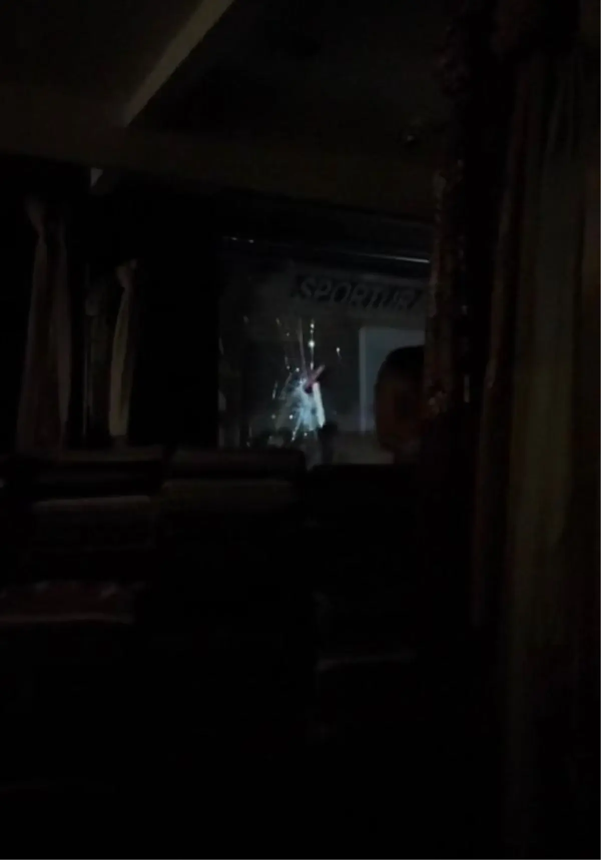 Elektrikler Kesilince Dükkan Sahibi Camı Kırdı