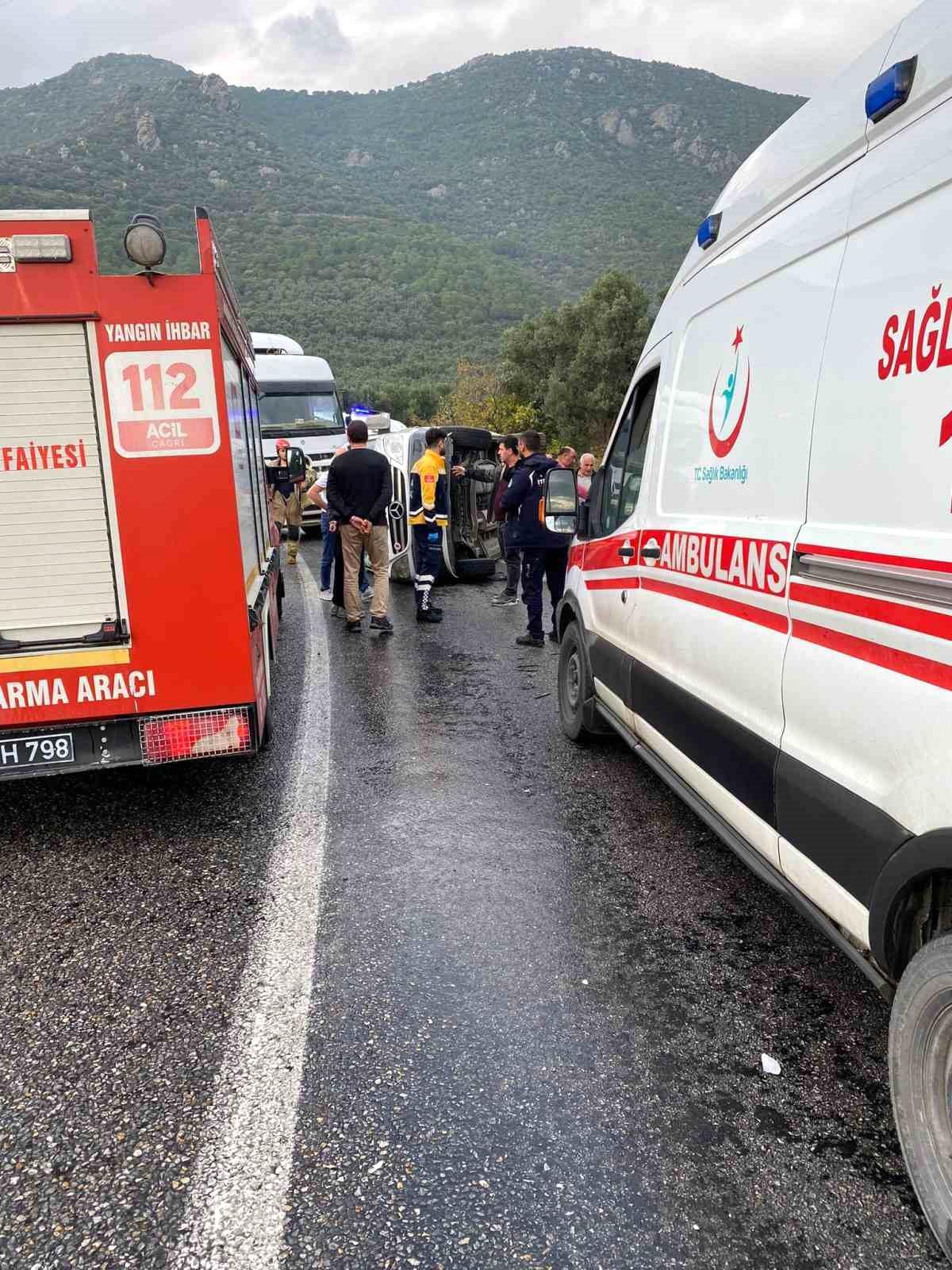 Bursa\'da devrilen minibüste sıkışan 2\'si kadın 3 kişi kurtarıldı