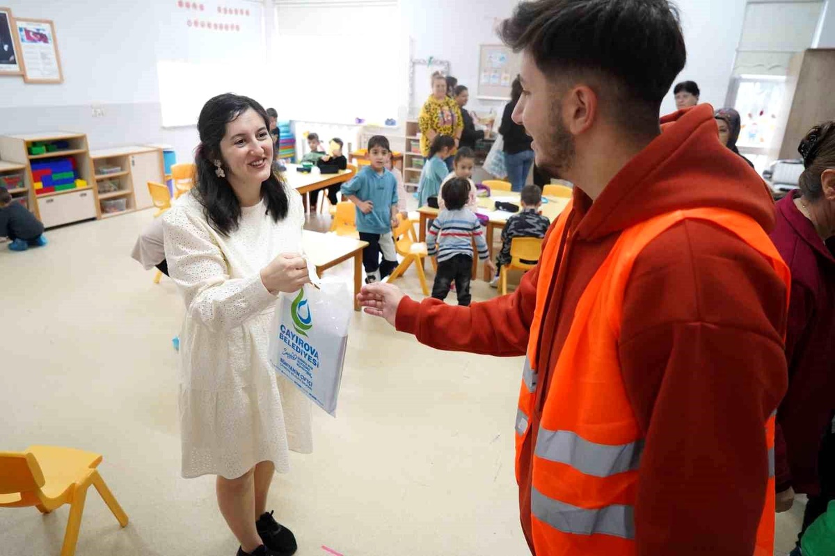 Çayırova Belediyesi Öğretmenlere Hediye Verdi