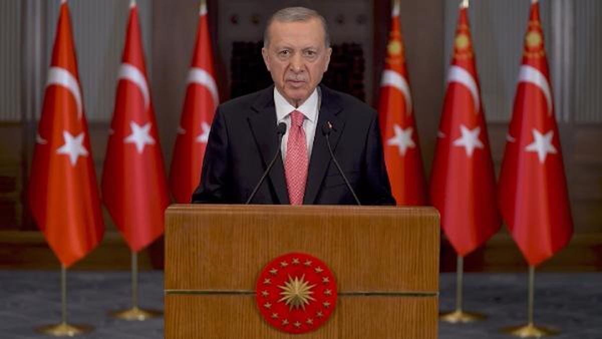 Cumhurbaşkanı Erdoğan: "Elektriğini, suyunu, gıdasını keserek savaş suçu işleyen İsrail, Gazze halkının dışarıyla iletişimini keserek de zulmün...