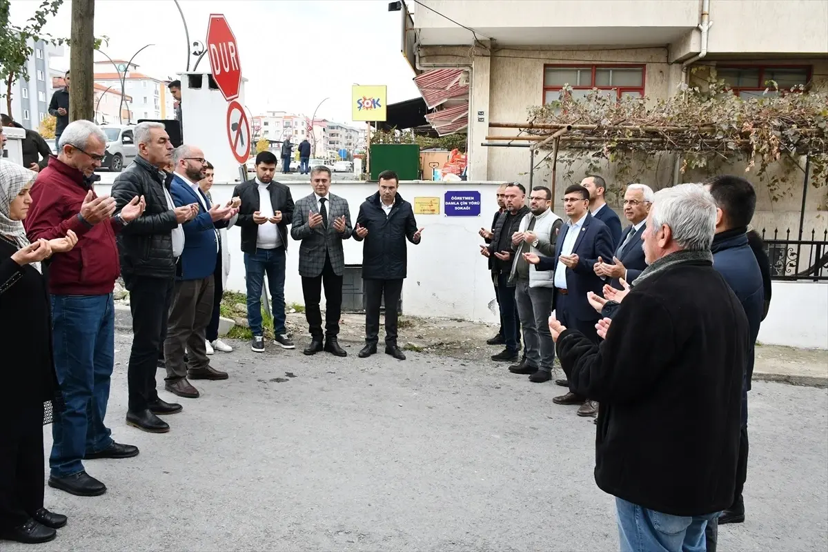 Depremde hayatını kaybeden öğretmenin adı sokağa verildi