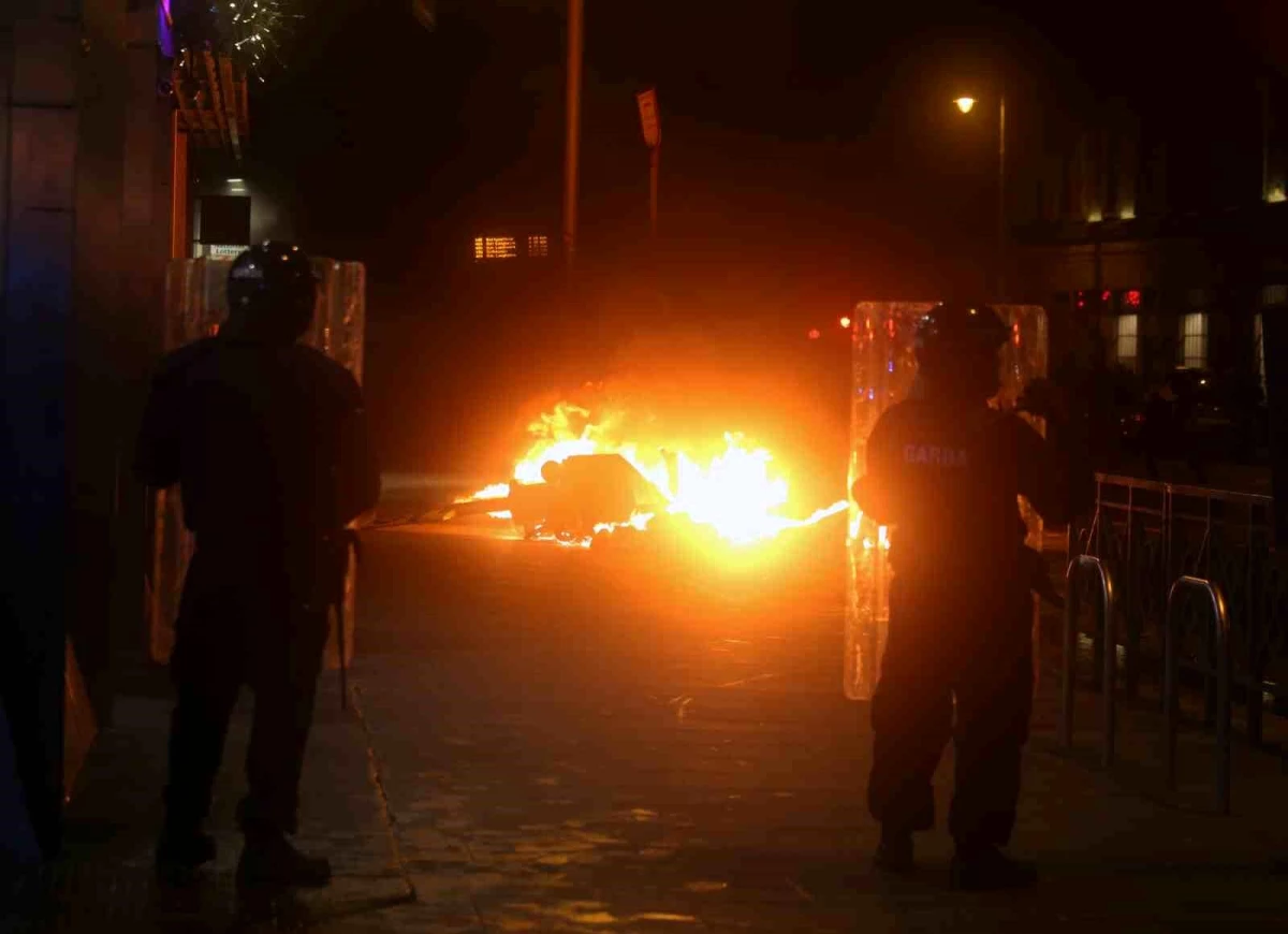 Dublin\'de şiddet olayları: 11 polis aracı ve 3 otobüs ateşe verildi, 13 dükkan hasar gördü