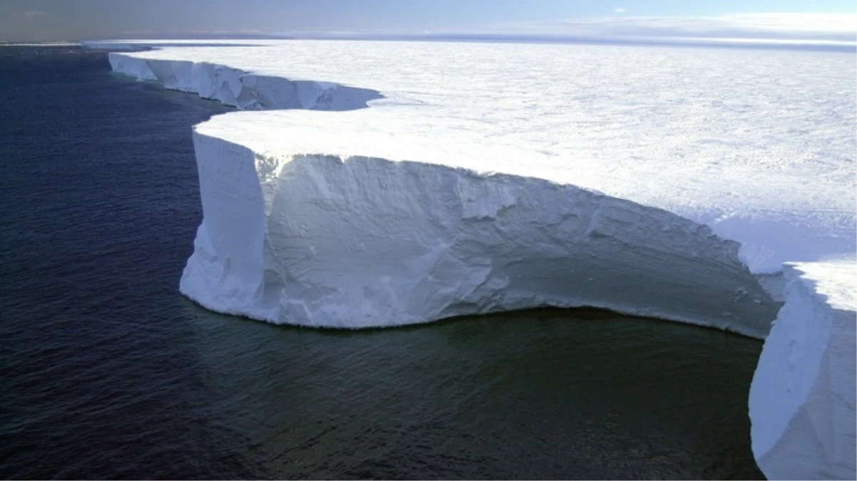 Uzmanlar endişeli! Dünyanın en büyük buz dağı hareket etmeye başladı