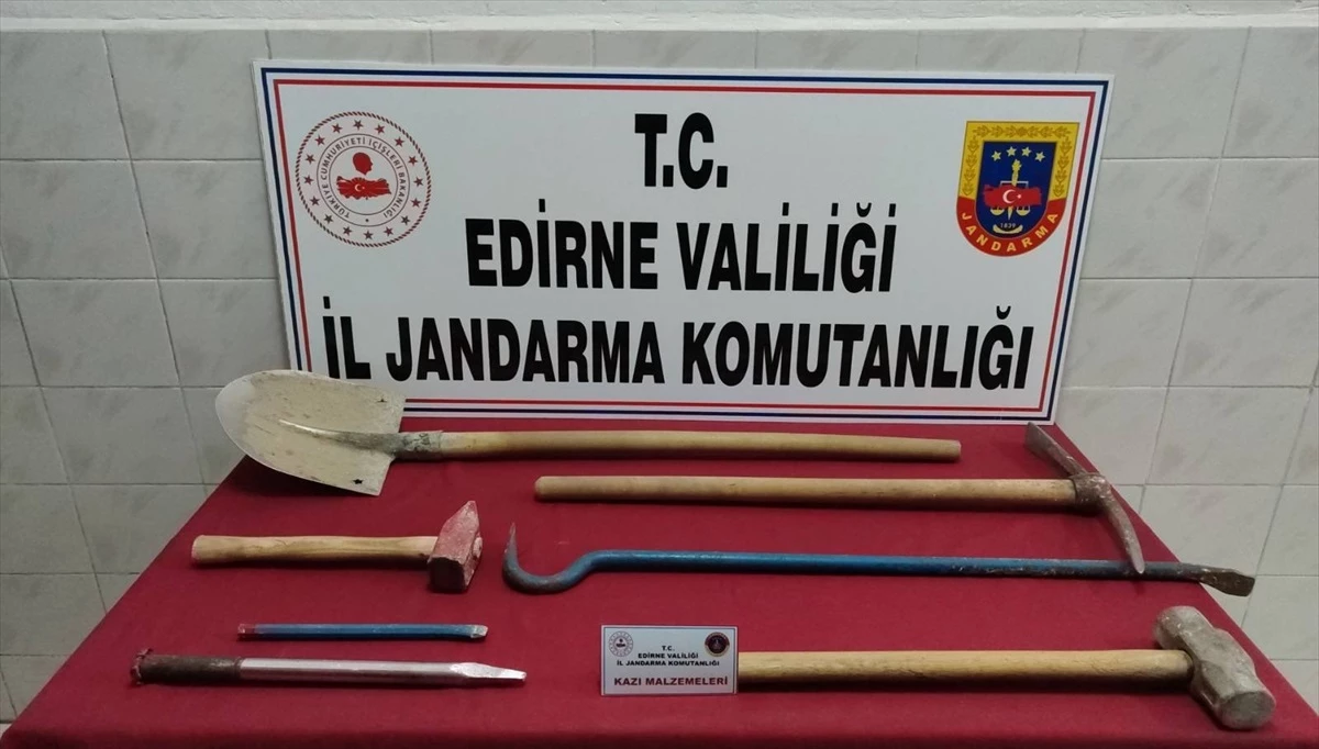 Edirne\'nin Enez ilçesinde kaçak kazı yapan 2 şüpheli yakalandı