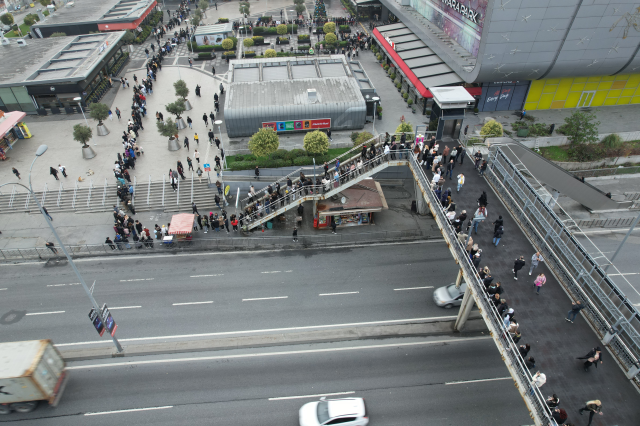 'Efsane Kasım' indirimi için AVM önünde metrelerce kuyruk oluştu