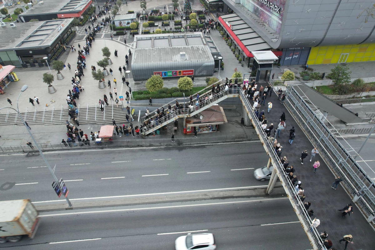 "Efsane Kasım" indirimi için AVM önünde metrelerce kuyruk oluştu