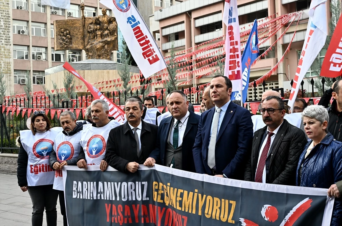 Eğitim-İş Üyeleri MEB Önünde Sorunları Dile Getirdi