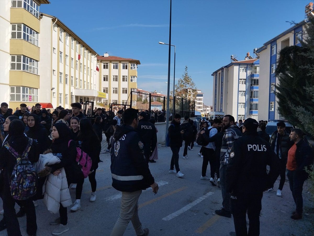 Elazığ\'da polis okul önlerinde denetim yaptı