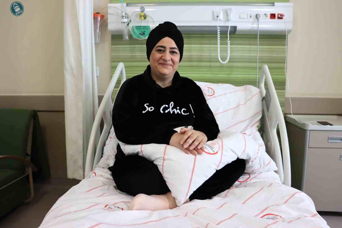 Enkazdan kurtarılan öğretmen öğrencilerine kavuşmak için gün sayıyor