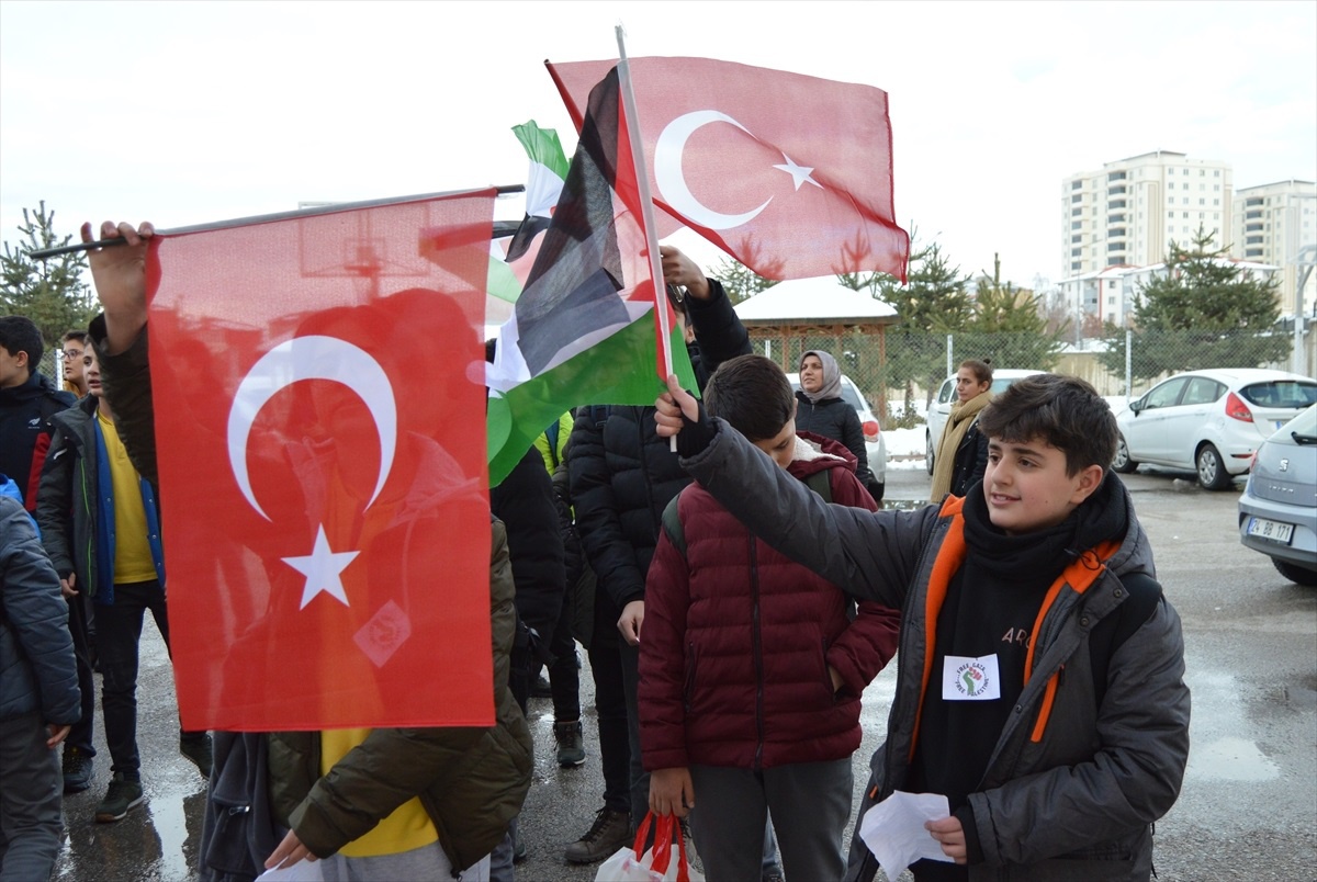 Erzurum\'da Ortaokul Öğrencileri İsrail\'in Gazze\'ye Yönelik Saldırılarını Protesto Etti