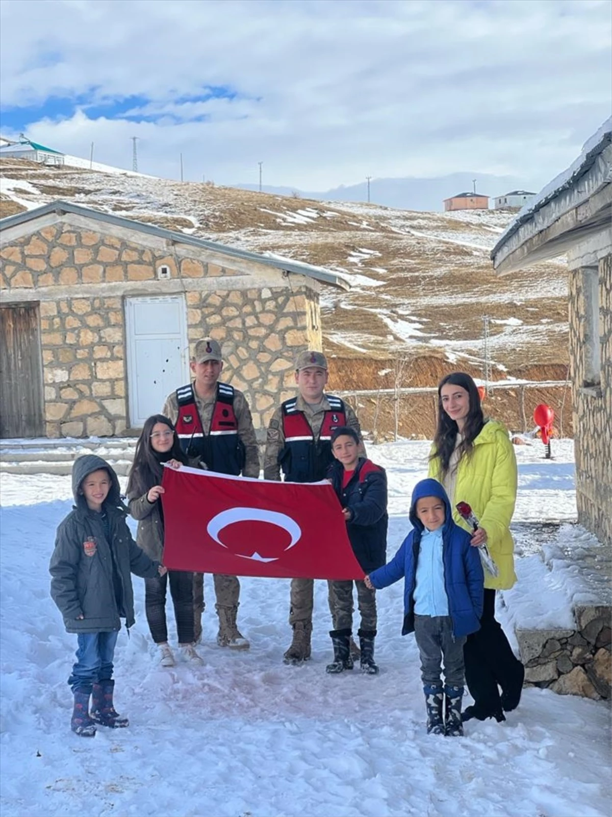 Erzurum ve Ağrı\'da güvenlik güçlerinden öğretmenlere sürpriz ziyaret