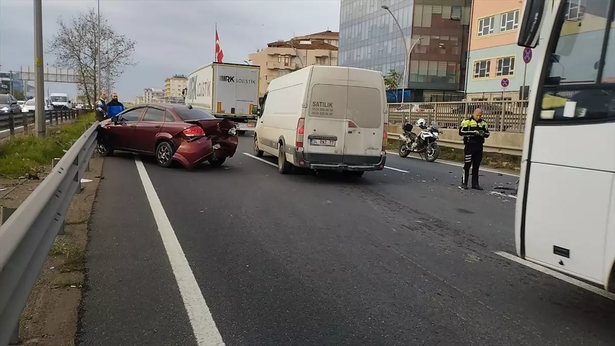 Gebze\'de otomobiller çarpıştı, 2 kişi yaralandı
