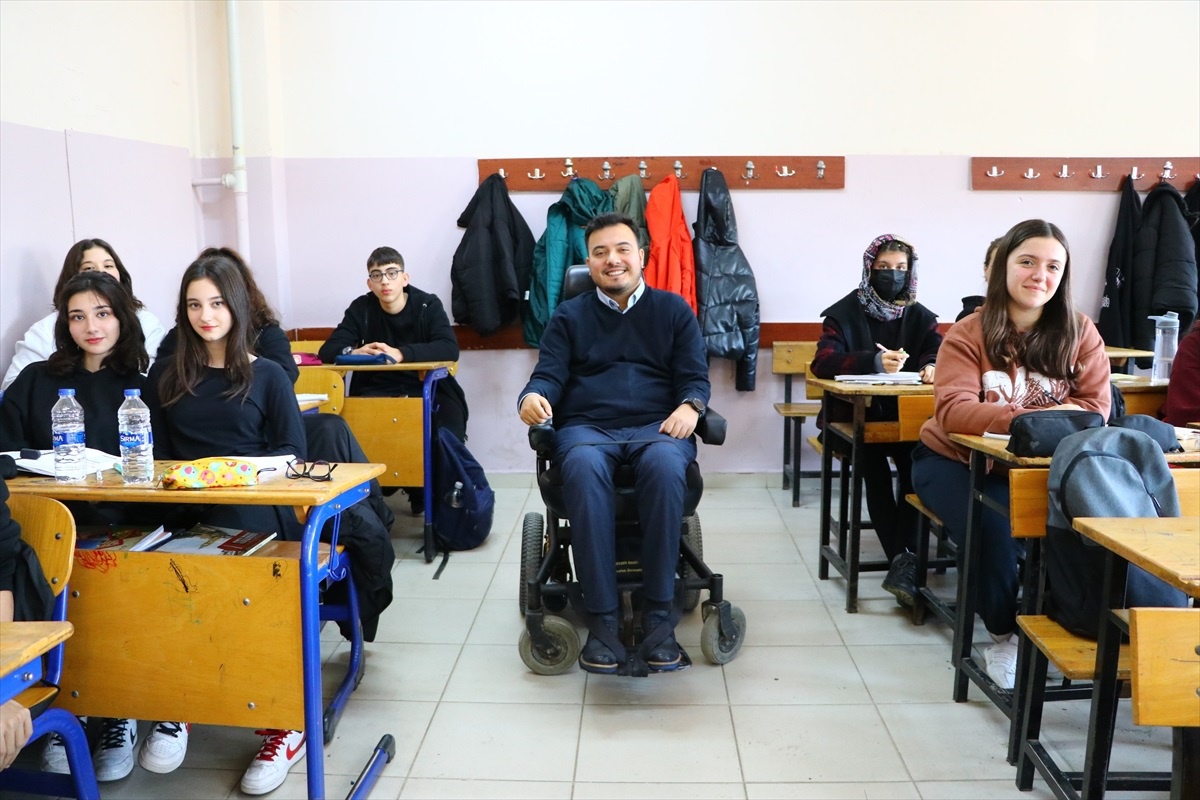 Bedensel engelli öğretmen hayalini gerçekleştiriyor