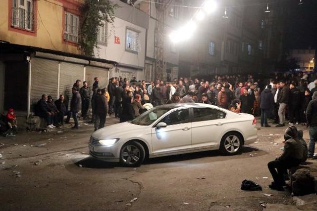 Sokak düğününü basan gelinin eski eşi ve yakınları ortalığı kan gölüne çevirdi: 1 ölü, 4 yaralı Sokak düğününü basan gelinin eski eşi ve yakınları ortalığı kan gölüne çevirdi: 1 ölü, 4 yaralı