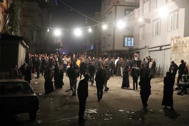 Sokak düğününü basan gelinin eski eşi ve yakınları ortalığı kan gölüne çevirdi: 1 ölü, 4 yaralı Sokak düğününü basan gelinin eski eşi ve yakınları ortalığı kan gölüne çevirdi: 1 ölü, 4 yaralı