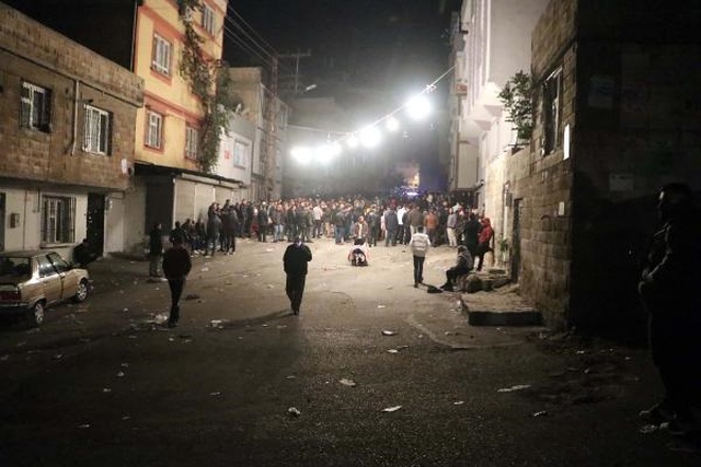Sokak düğününü basan gelinin eski eşi ve yakınları ortalığı kan gölüne çevirdi: 1 ölü, 4 yaralı Sokak düğününü basan gelinin eski eşi ve yakınları ortalığı kan gölüne çevirdi: 1 ölü, 4 yaralı