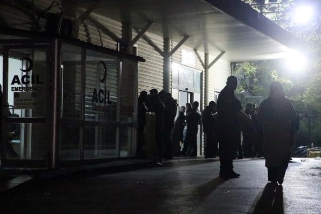 Sokak düğününü basan gelinin eski eşi ve yakınları ortalığı kan gölüne çevirdi: 1 ölü, 4 yaralı Sokak düğününü basan gelinin eski eşi ve yakınları ortalığı kan gölüne çevirdi: 1 ölü, 4 yaralı
