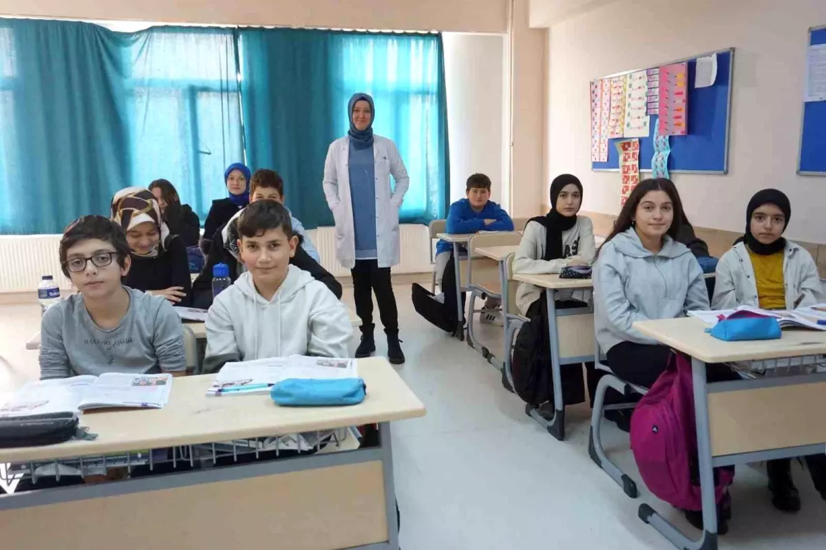 Öğretmen Şeyma Yaryıkan, Hastalığına Rağmen Öğrencilerinden Ayrı Kalmadı