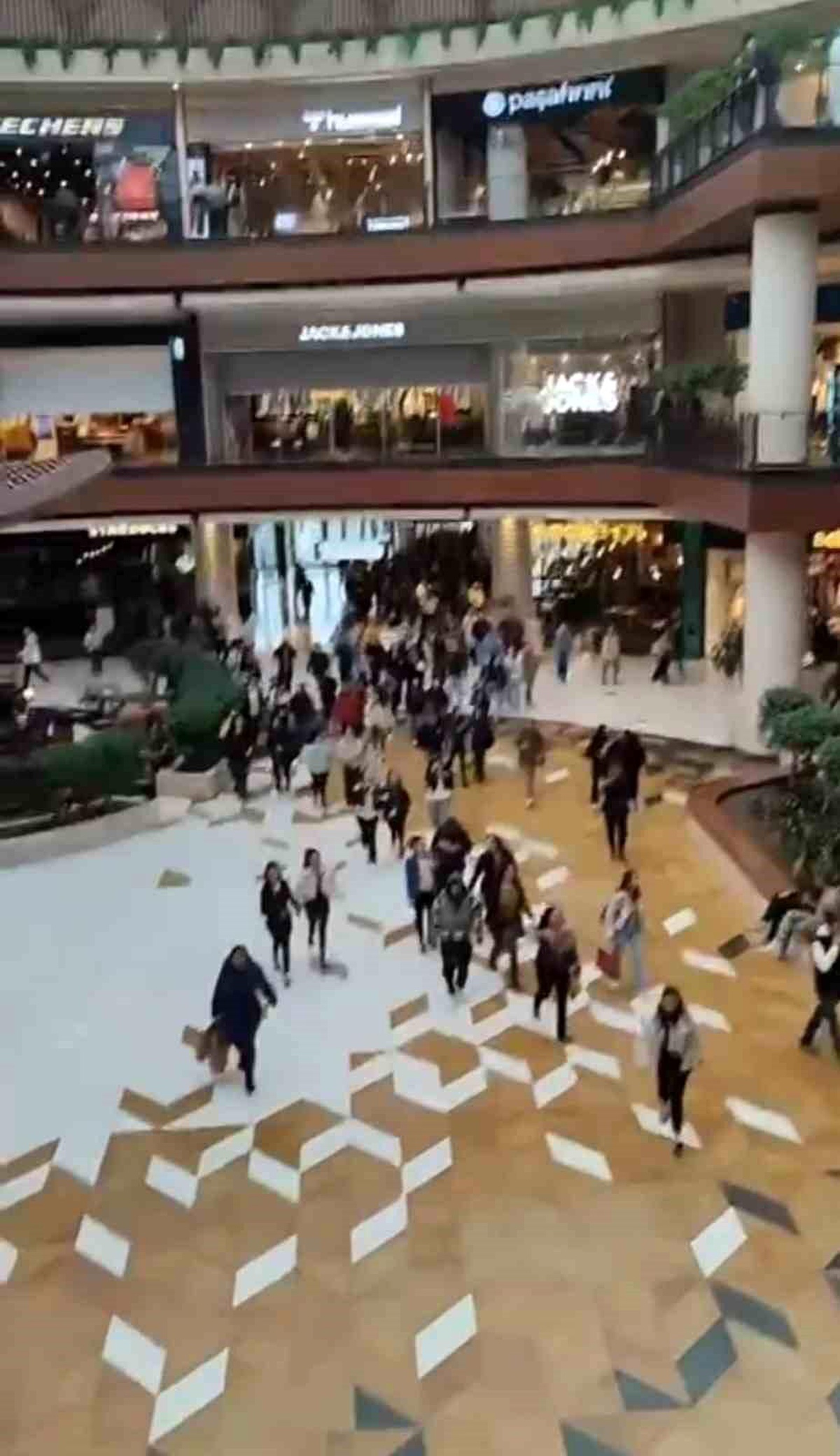 İzmir\'de Büyük Kasım Ayı İndirimleri İçin Uzun Kuyruklar Oluştu