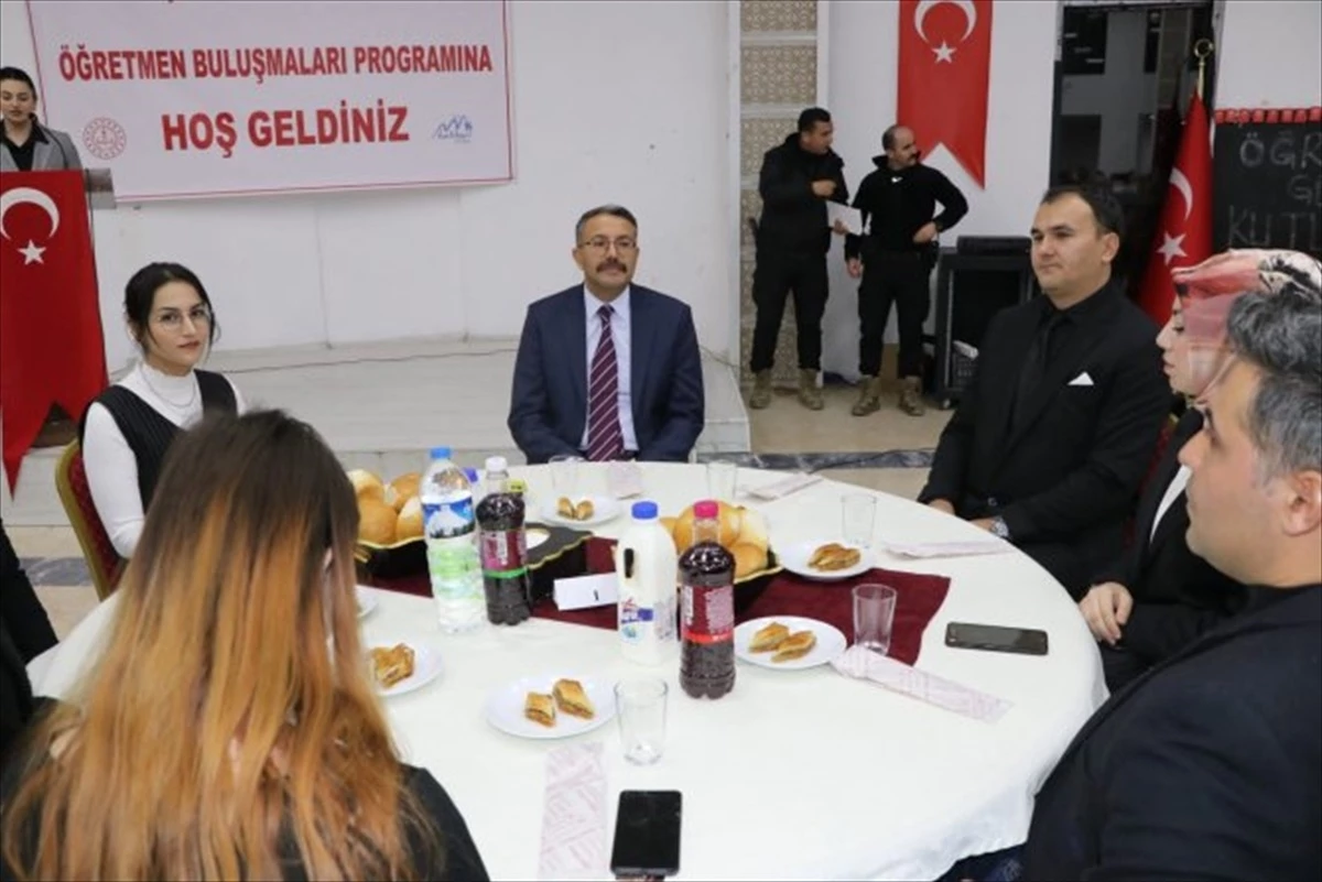 Hakkari Valisi ve Belediye Başkan Vekili Ali Çelik, öğretmenlerle buluştu