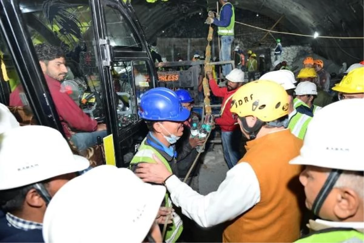 Hindistan\'da çöken tünelde kurtarma çalışmalarına ara verildi