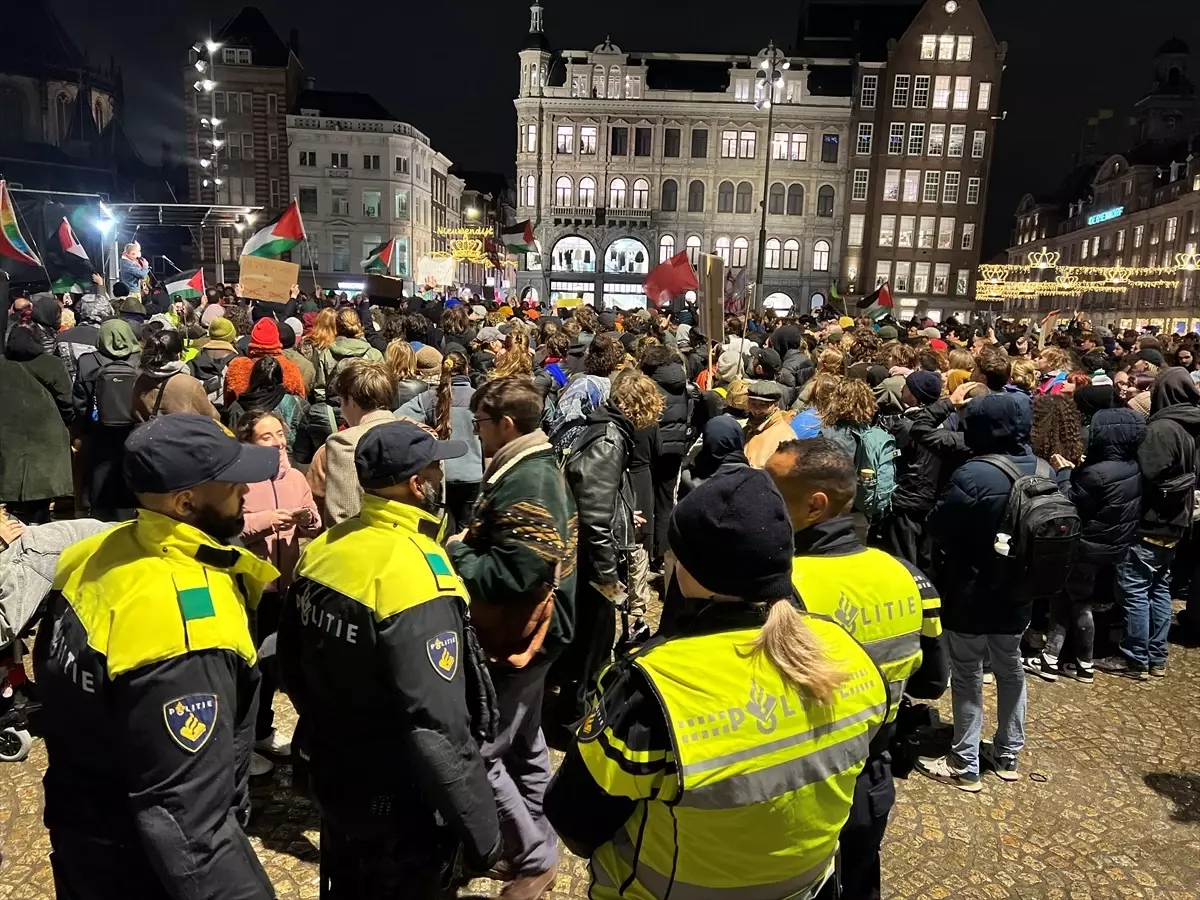 Amsterdam'da aşırı sağın yükselişi protesto edildi