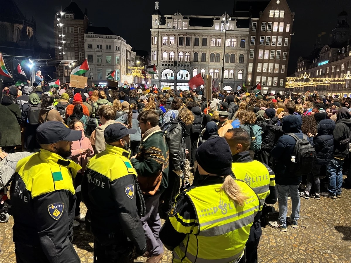 Amsterdam\'da aşırı sağın yükselişi protesto edildi