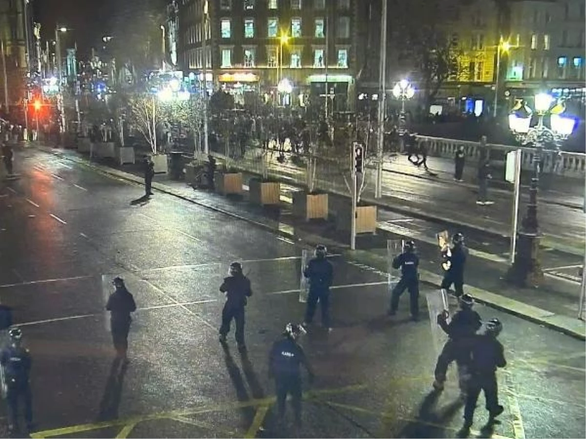 Dublin\'de bıçaklı saldırı sonrası şiddet olayları