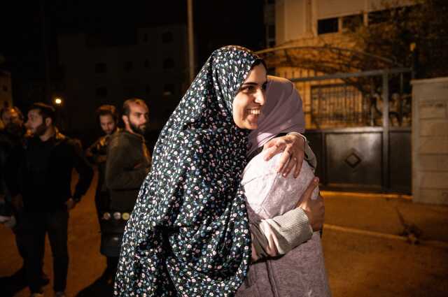 İsrail hapishanelerinden serbest bırakılan Filistinliler, ailelerine kavuştu İsrail hapishanelerinden serbest bırakılan Filistinliler, ailelerine kavuştu