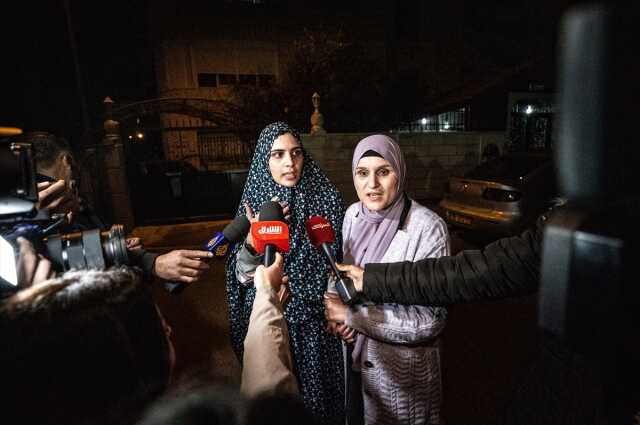 İsrail hapishanelerinden serbest bırakılan Filistinliler, ailelerine kavuştu İsrail hapishanelerinden serbest bırakılan Filistinliler, ailelerine kavuştu