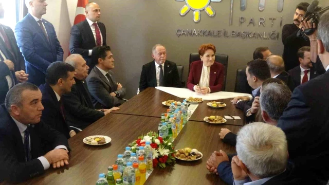 Meral Akşener, İYİ Parti Çanakkale İl Başkanlığını ziyaret etti