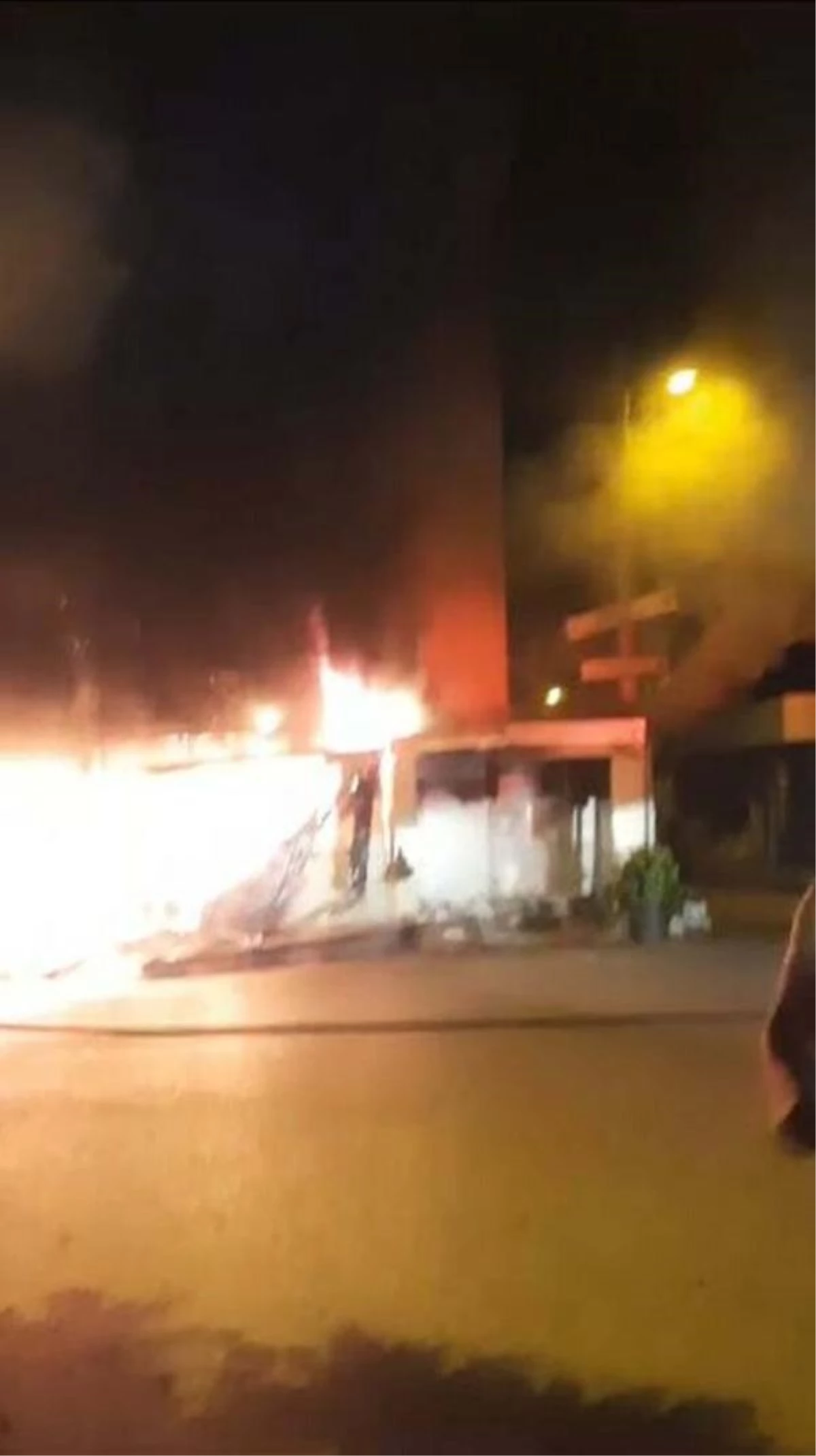İzmir\'de Kundaklama Sonucu Yangın Çıktı