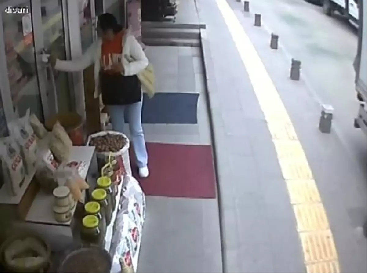 Dükkanın Önündeki Süpürgeyi Alan Kadından Duyarlı Hareket