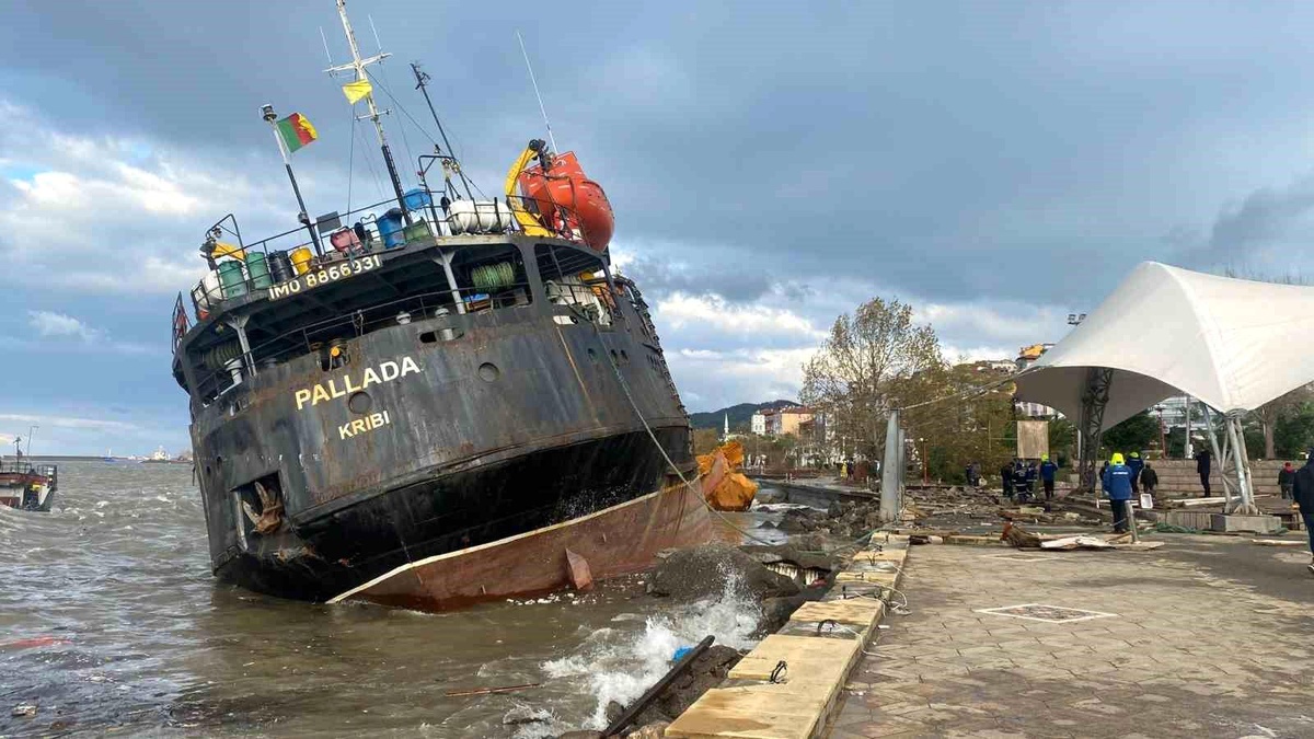 Zonguldak\'ta gemi kazasında kurtarılan mürettebatın bir üyesi hayatını kaybetti