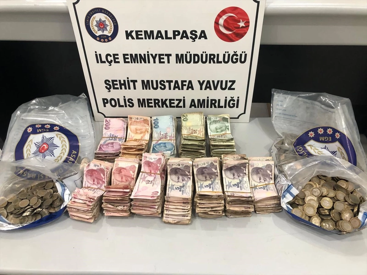İzmir\'de dilencilik yapan şüphelinin üzerinde 16 bin 55 lira ele geçirildi