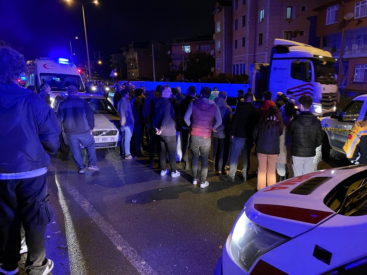 Gölcük\'te otomobil ile tır çarpışması sonucu 14 yaşındaki çocuk hayatını kaybetti