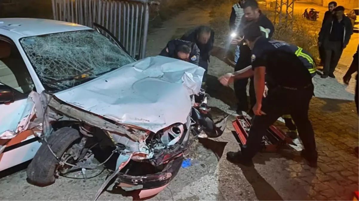 Kontrolden çıkan otomobil yayalara çarpıp karşı caddeye uçtu: 1\'i ağır 4 yaralı